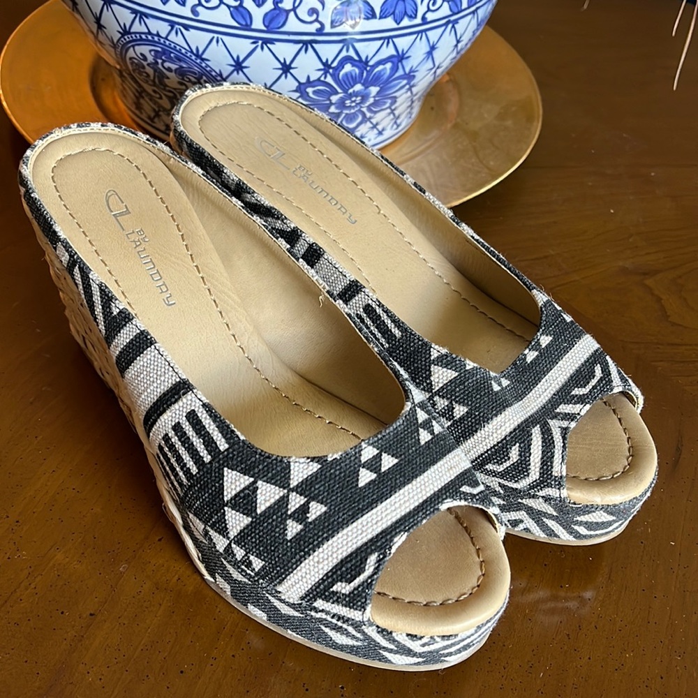 CL by Laundry “Daysie” Straw Laced Wedge Black and Tan Geo Patterned | Size 8.5